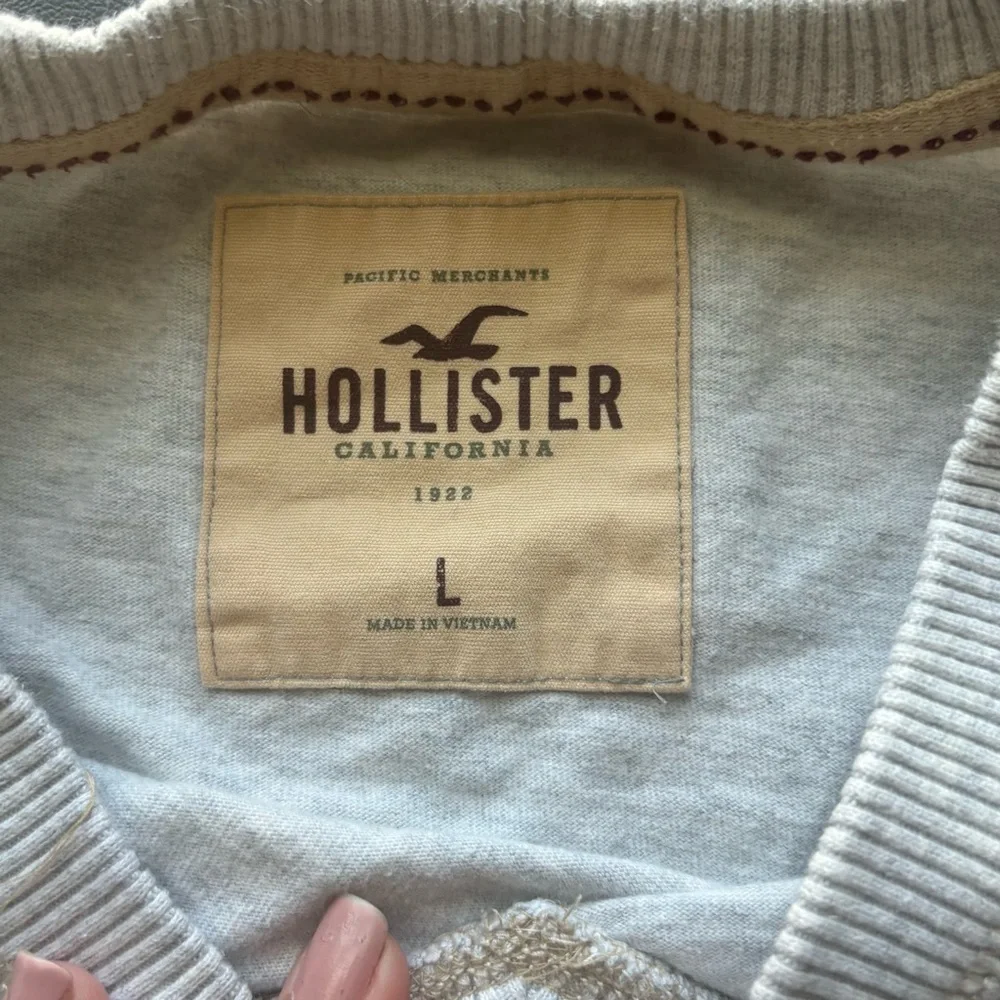 Men’s Hollister grey v neck